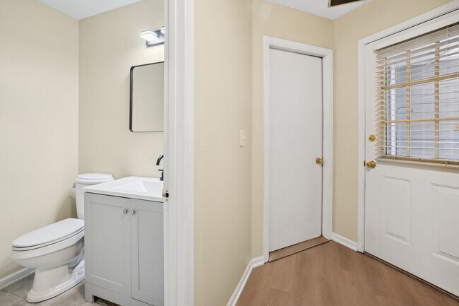 Building Photo - 1252 S Parkside Dr