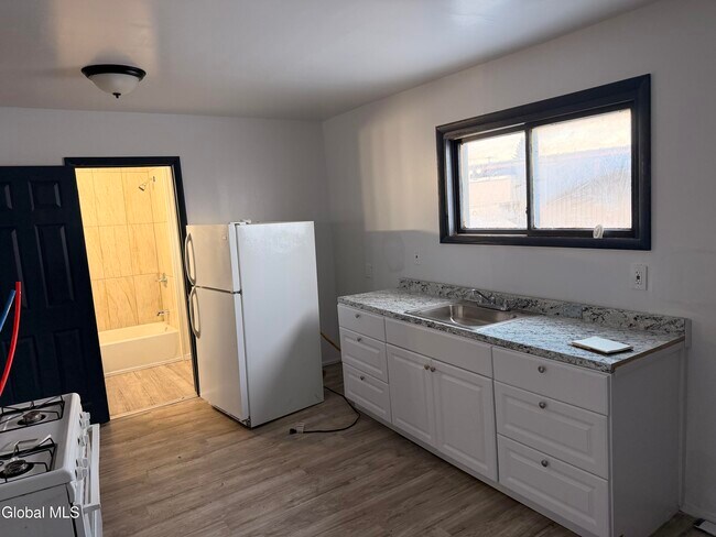 Building Photo - 54 Arch St