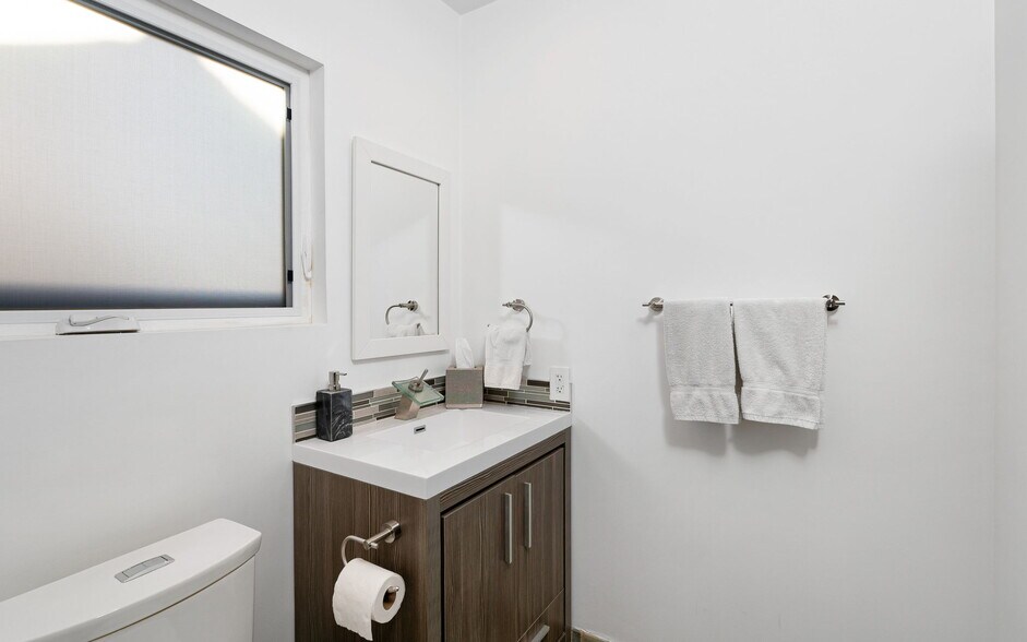 Building Photo - 5541 Matilija Ave