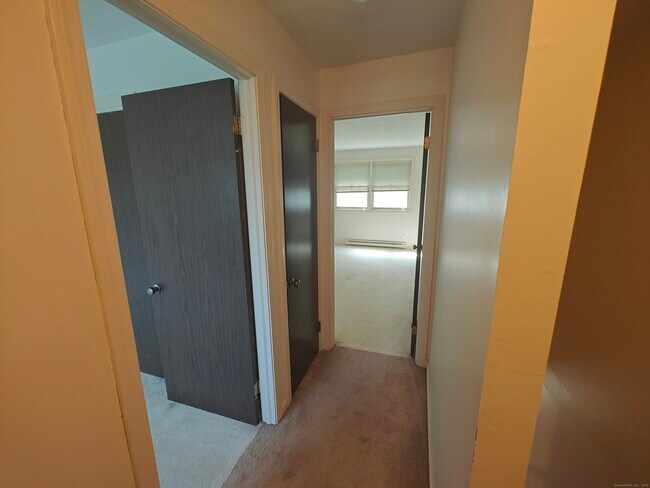 Building Photo - 18 Broadview Hts