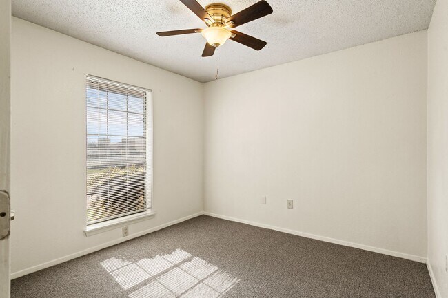 Building Photo - 2721 La Jolla Ct