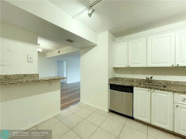 Building Photo - 711 N Pine Island Rd