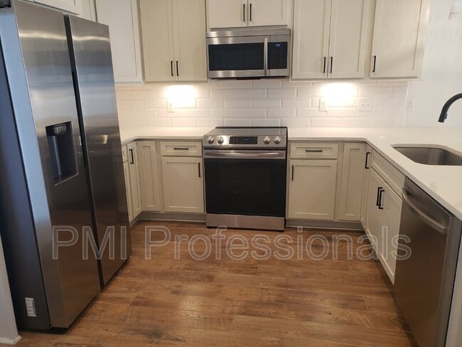 Building Photo - 207 McAuliffe St
