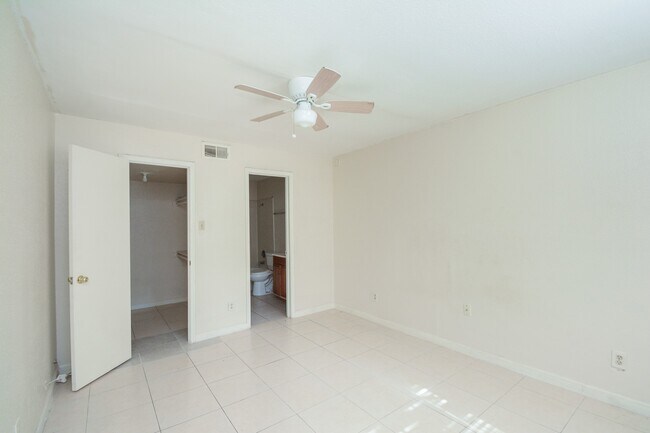 Building Photo - 9700 Leawood Blvd