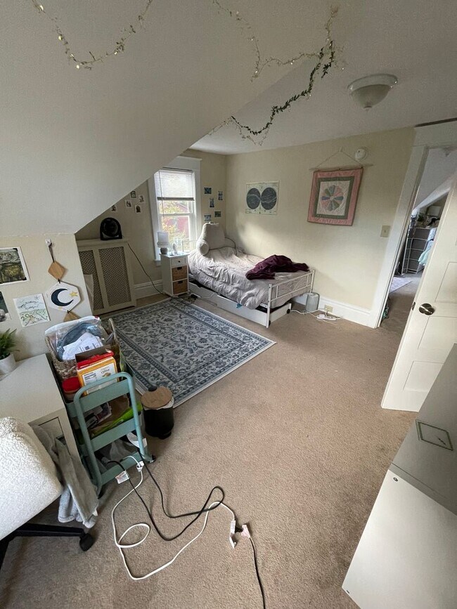 Building Photo - Two Bedroom apartment near engineering and...