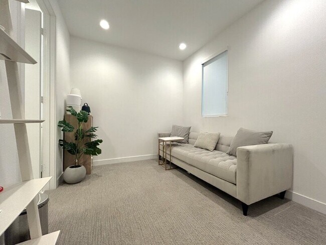 Building Photo - 10917 1/2 Otsego St