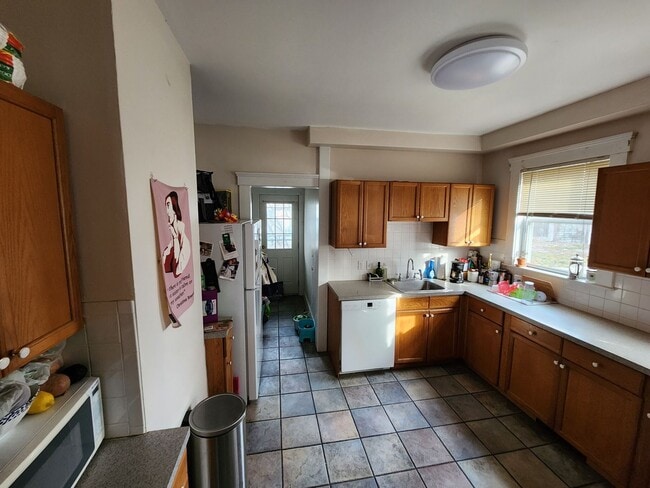 Building Photo - 134 Brooks St