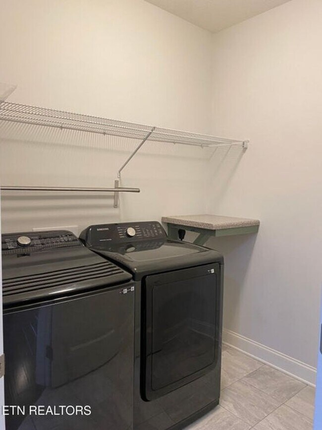 Building Photo - Single Level Home with 2 bedrooms + Separa...