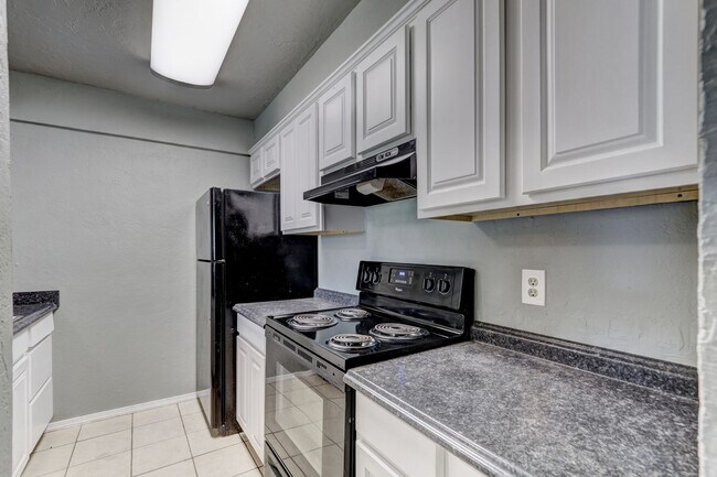 Building Photo - 4 bed 1.5 bath duplex in Midwest City