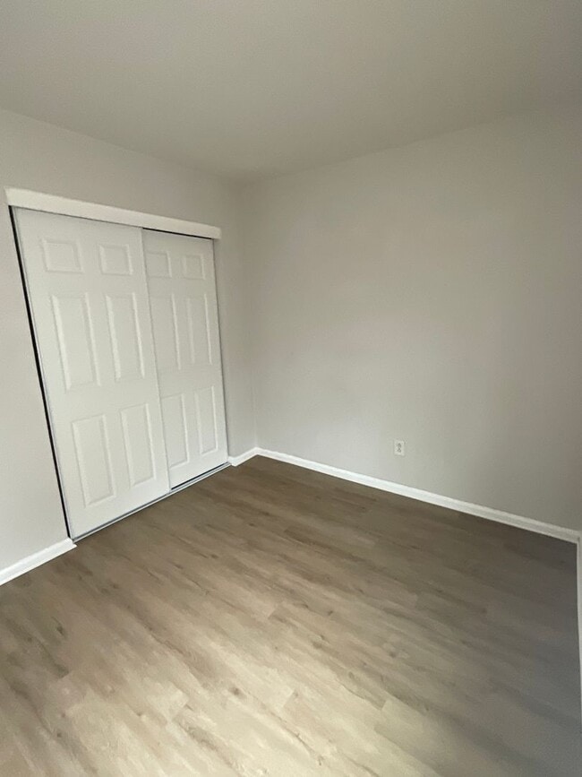 Building Photo - Quiet Two Bedroom Apartment off Rodman Ave