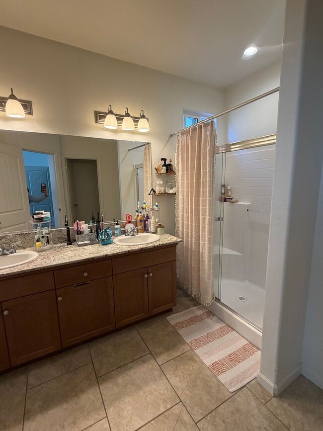 Building Photo - Adorable 3 Bedroom, 2 Bathroom Home in a Quiet North Hanford Neighborhood