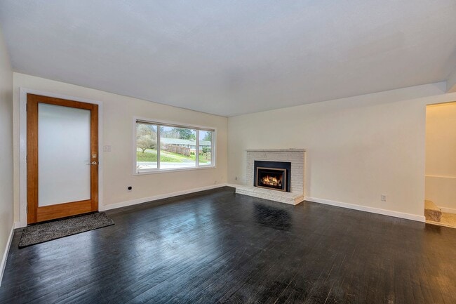 Building Photo - Edmonds Three Bedroom