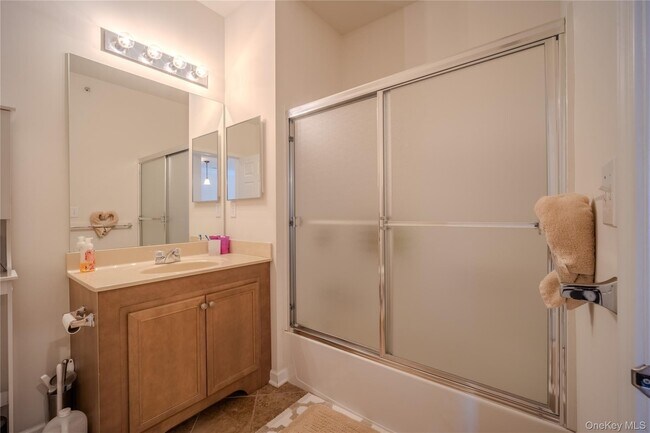 Building Photo - 2216 Bennington Dr