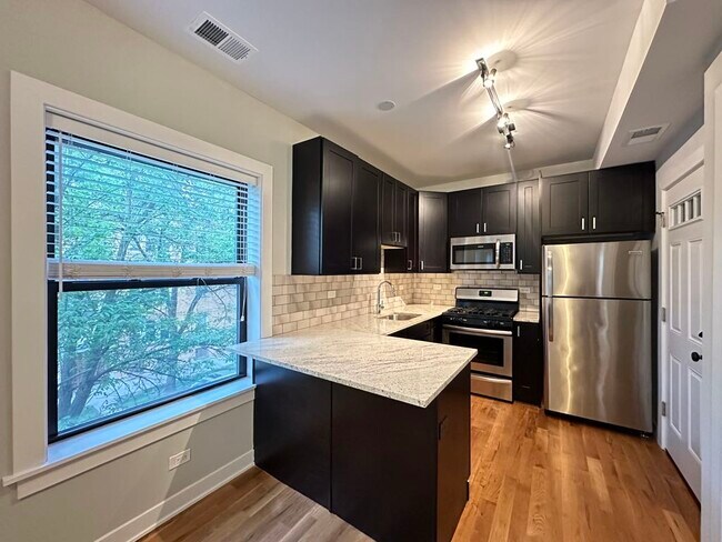 Building Photo - 2206 W Eastwood Ave