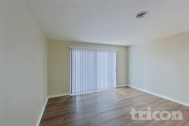 Building Photo - 9235 Laurel Hill Dr