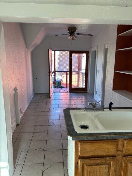 Building Photo - 219 Midway Ave. UPSTAIRS