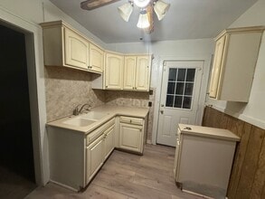 Building Photo - 3bd Single Lee/Harvard Section 8