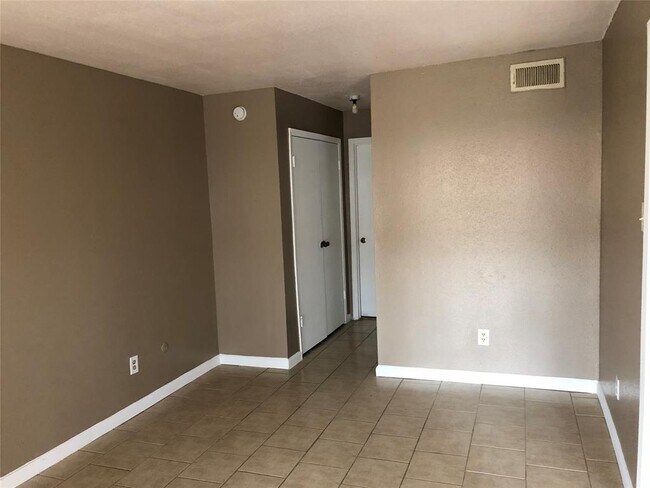 Building Photo - 10075 Westpark Dr