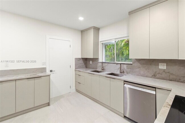 Building Photo - 1261 NE 98th St