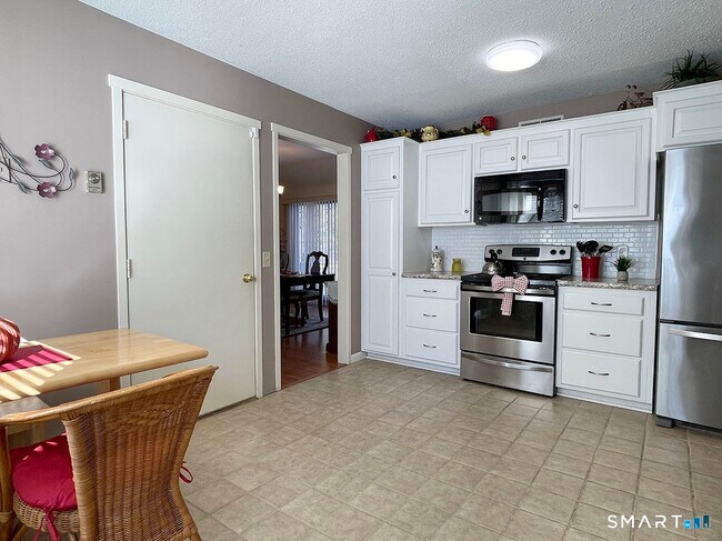 Building Photo - 6 Heritage Crest Dr