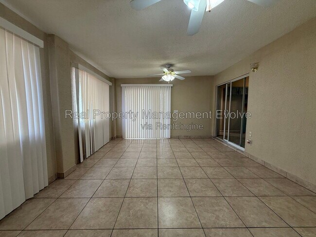 Building Photo - 513 E Wickieup Ln