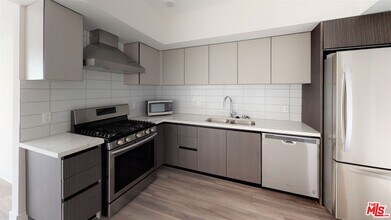 Building Photo - 5030 Rosewood Ave