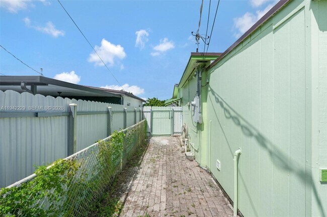 Building Photo - 6240 SW 21st St