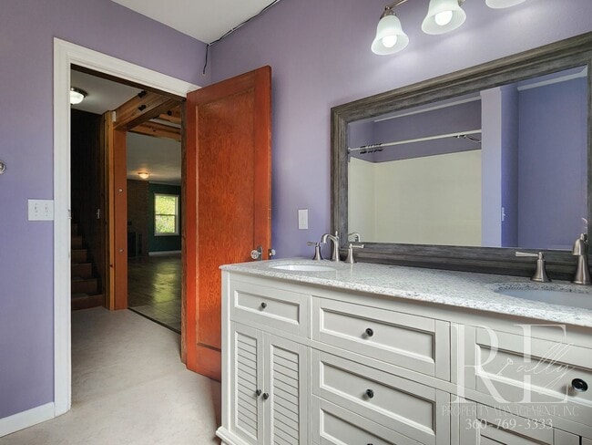 Building Photo - Charming Farmhouse in Town — Hobby Ready &...