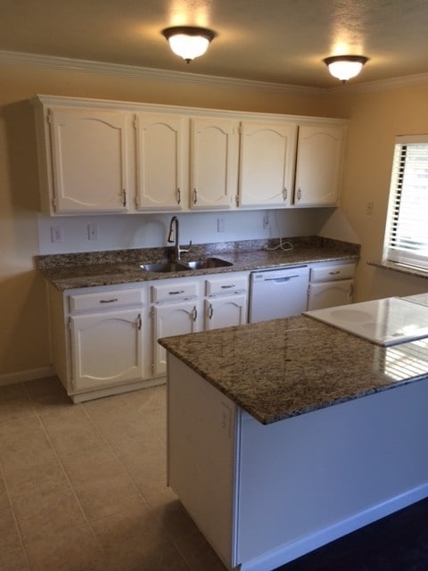 Building Photo - 853 Warwick Dr