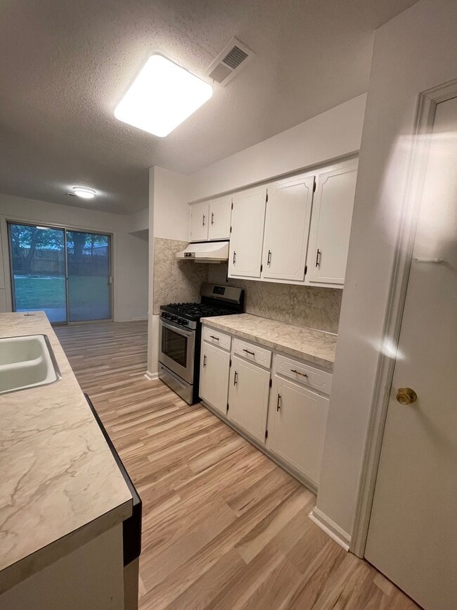 Building Photo - 3 bed - 1 bath - HUGE backyard