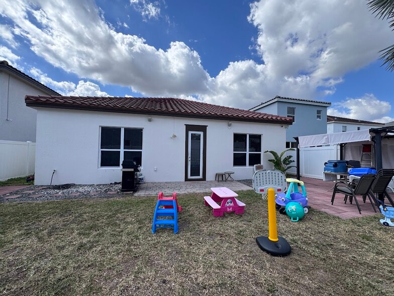 Building Photo - 9165 SW 170th Ave