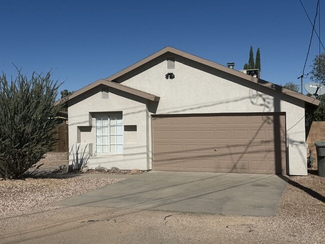 Building Photo - Centrally Located