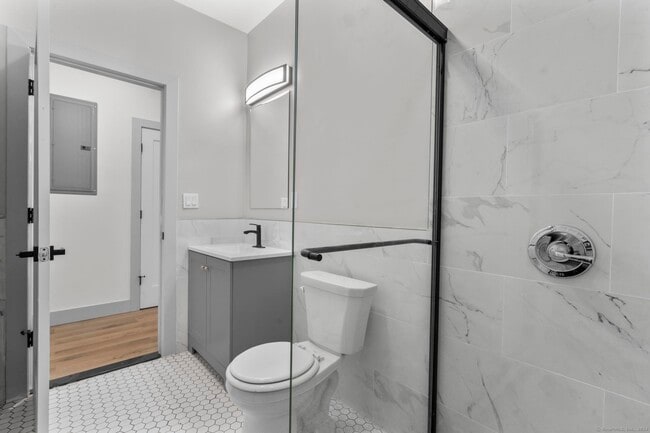 Building Photo - 111 Bank St