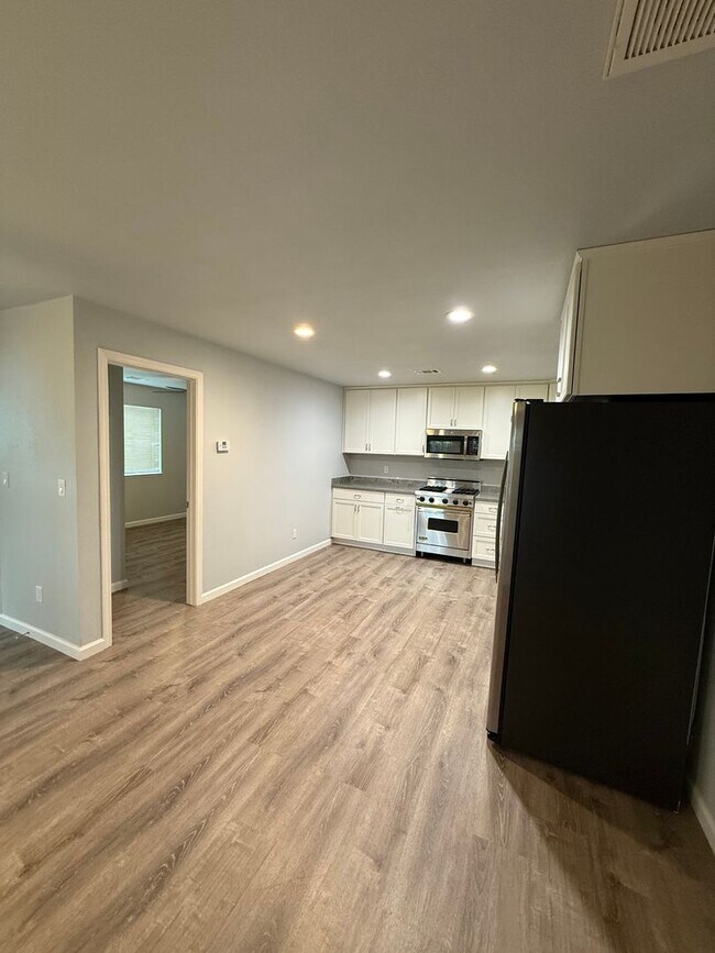 Building Photo - QUAINT ADU