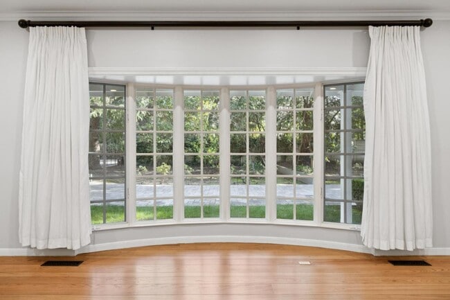 Building Photo - 216 Valparaiso Ave