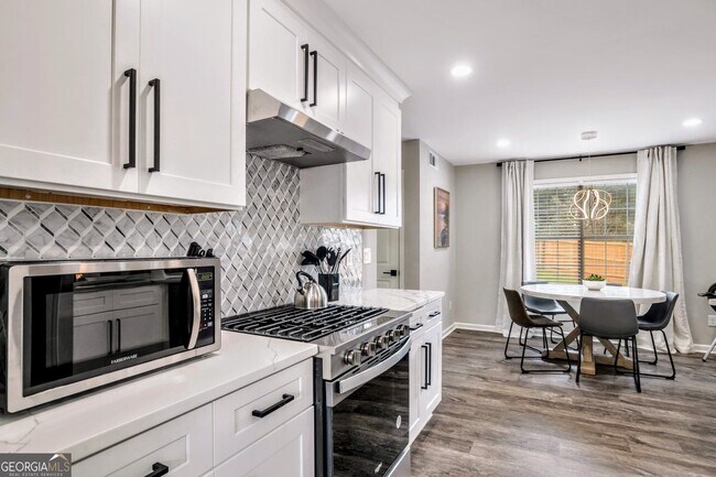 Building Photo - 8008 Clearview Cir