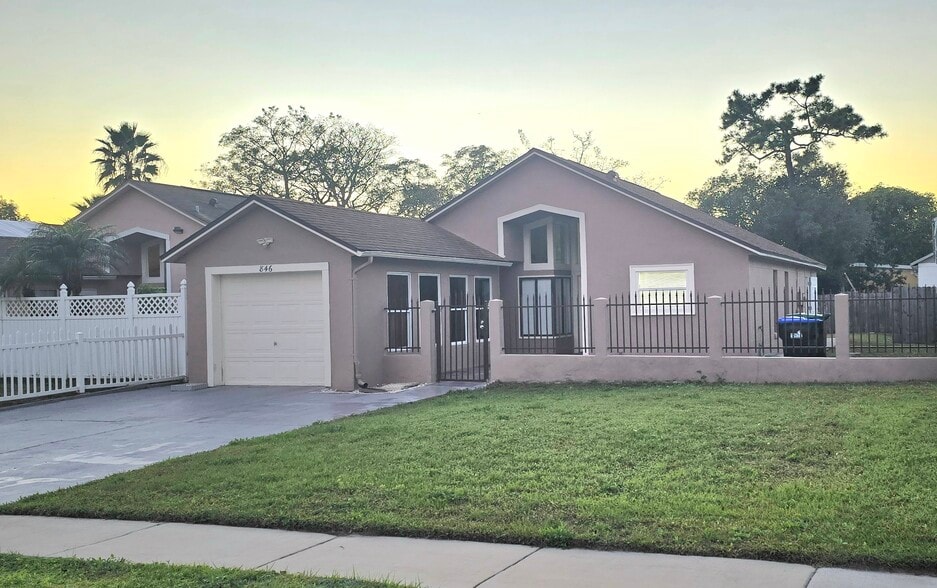 Building Photo - 846 Grenadier Dr