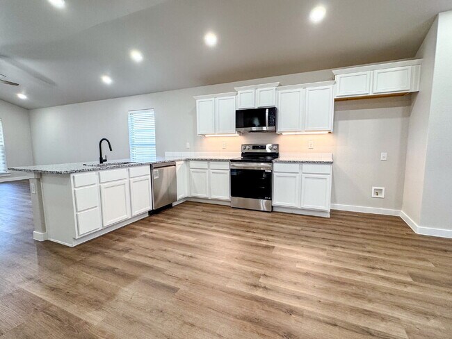 Building Photo - Brand-New, Move-In Ready!