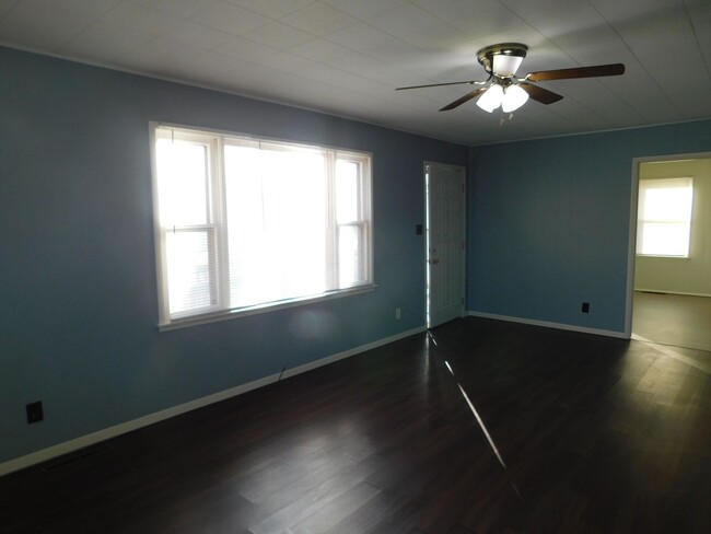 Building Photo - Spacious 3 bedroom & 1 bath