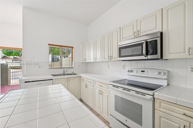 Building Photo - 2456 SE 19th Ct