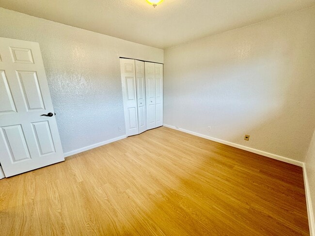 Building Photo - 2863 Brookdale Ave