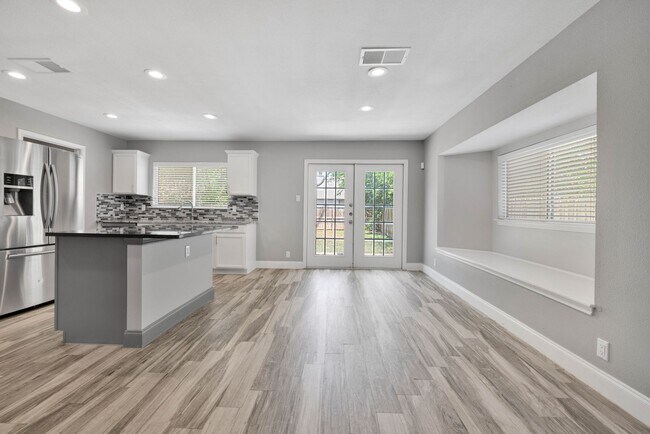 Building Photo - Immaculate Single-Story Home with Modern U...