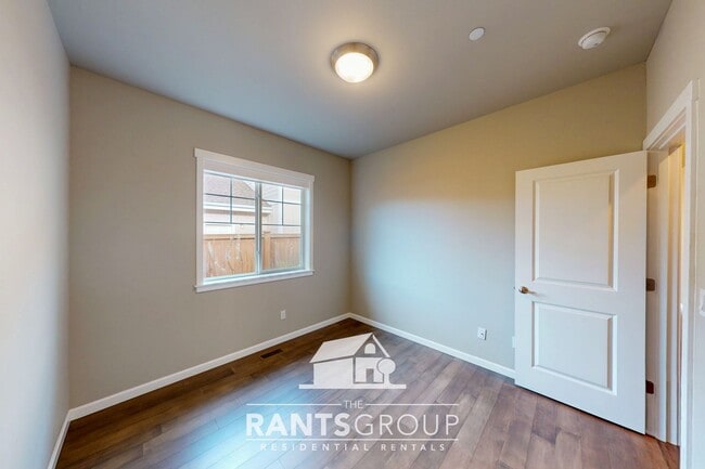 Building Photo - Bright 3-Bedroom, 2-Bathroom Rambler in Olympia!