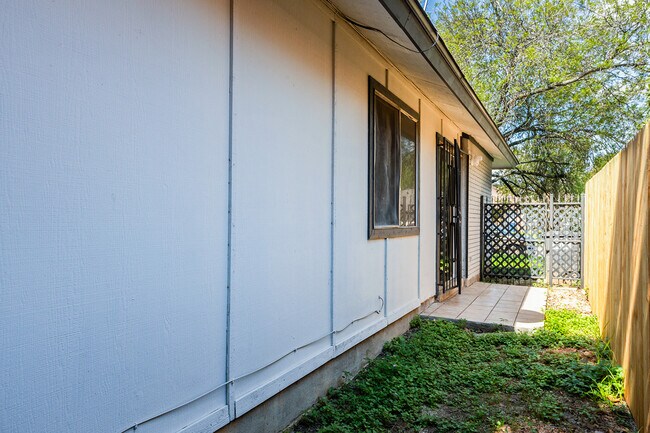 Building Photo - 5275 Meadow Rise St