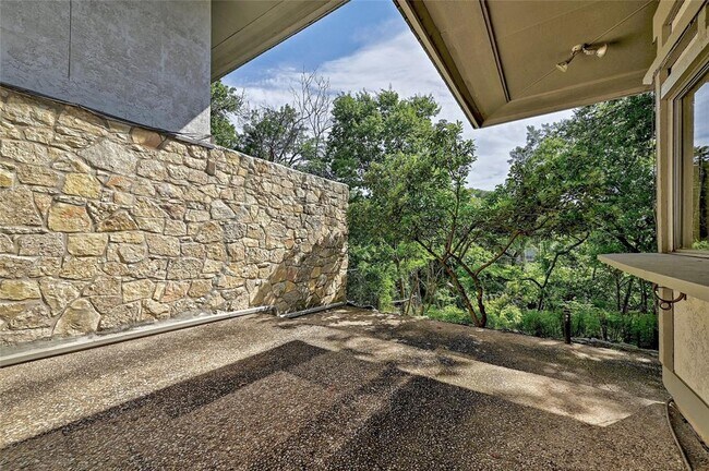 Building Photo - 6305 Shadow Valley Dr