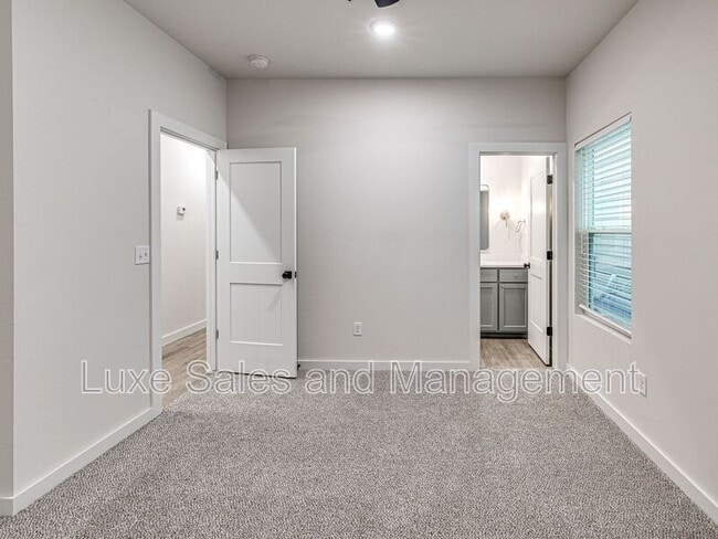 Building Photo - 604 W 2nd St