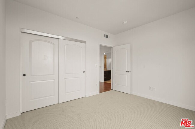 Building Photo - 401 Serrano Ave