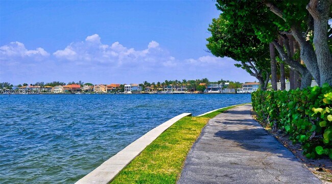Building Photo - 2 Grove Isle Dr