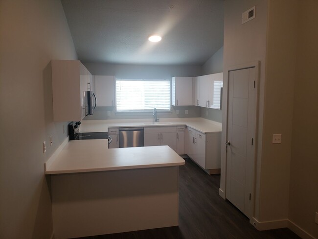 Building Photo - New 2 Bed 1 Bath in Orem!!