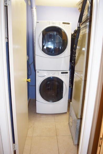 Building Photo - 9745 Lake Shore Dr